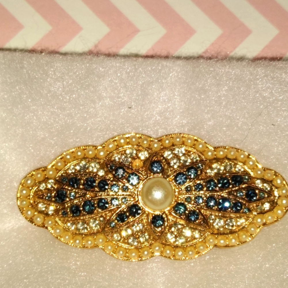 vintage gold tone brooch beatuiful condition